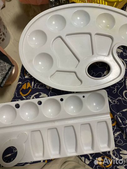 Краски акварели и палитра