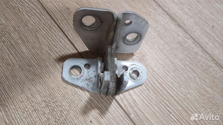 Петля левых дверей верхняя Jeep Grand Cherokee WK2