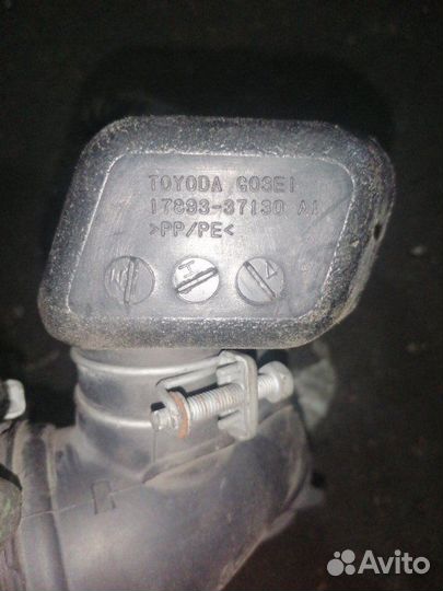 Патрубок воздушного фильтра Toyota Prius ZVW50