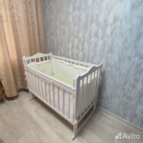 Детская кроватка с маятником