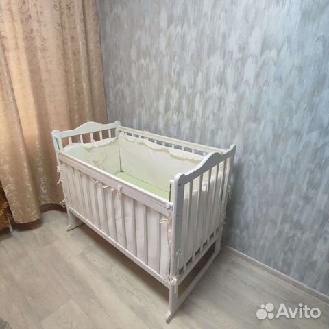 Детская кроватка с маятником