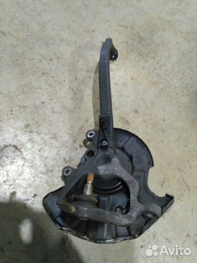 Поворотный кулак передний левый Mercedes-Benz