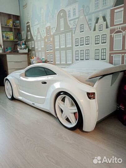 Детская кровать машина