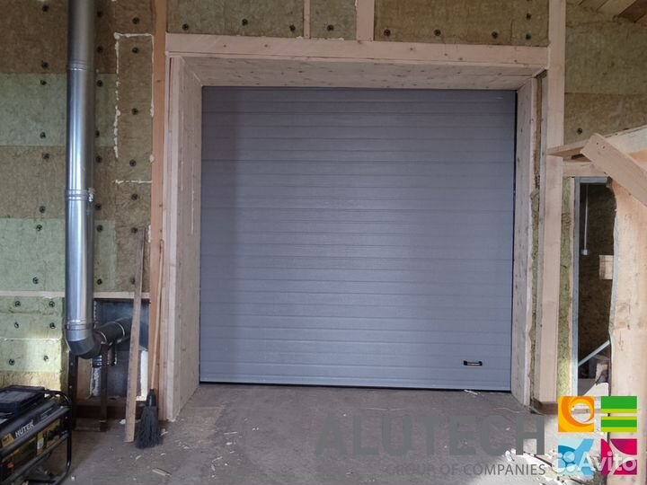 Секционные ворота для гаража alutech