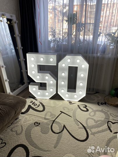 Цифра 1, 5 и 0 с лампочками к фотозоне