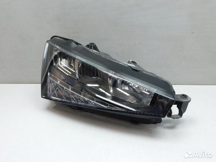 Фара правая Skoda Rapid