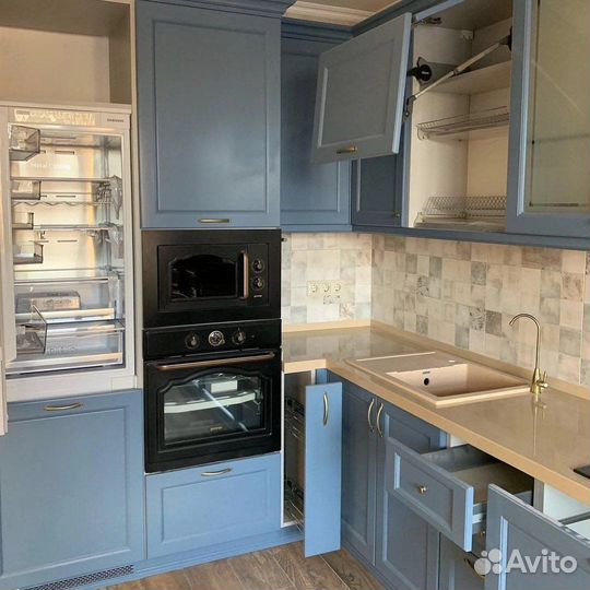 Бюджетный вариант гарнитура. В подарок техника