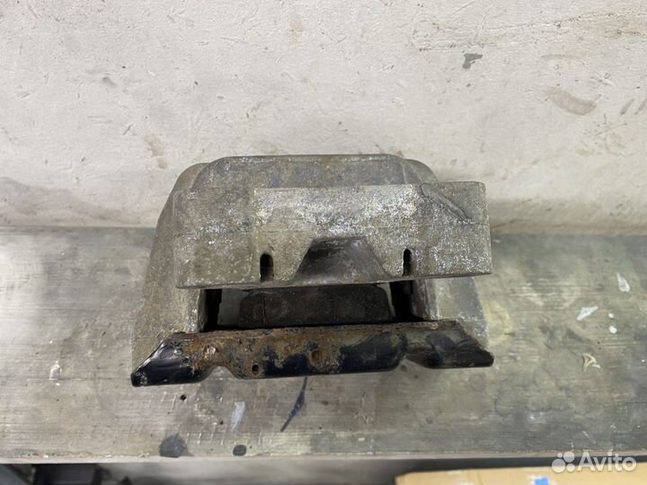 Подушка двигателя левая Skoda Octavia 1.6, 1.8,1.4