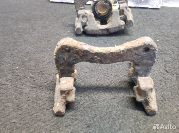 Задний левый суппорт Audi 100 C4