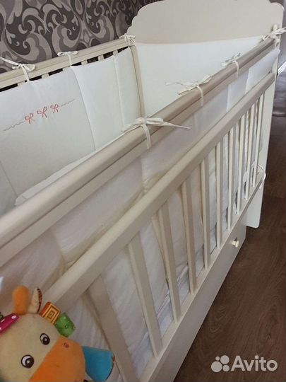 Детская кроватка с маятником