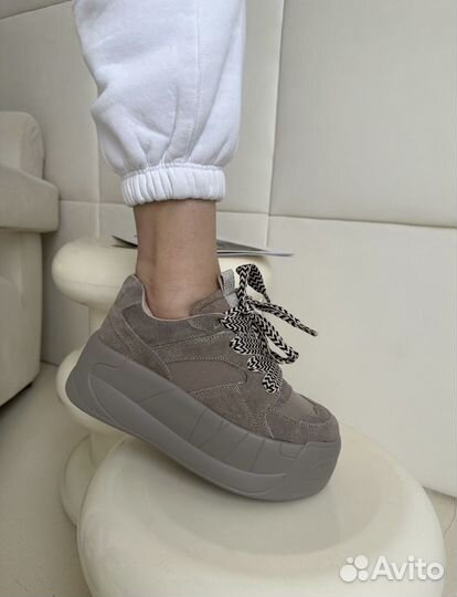 Кроссовки женские