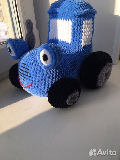 Игрушка синий трактор