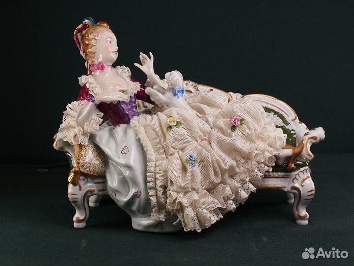 Фарфоровая статуэтка-кружевница 