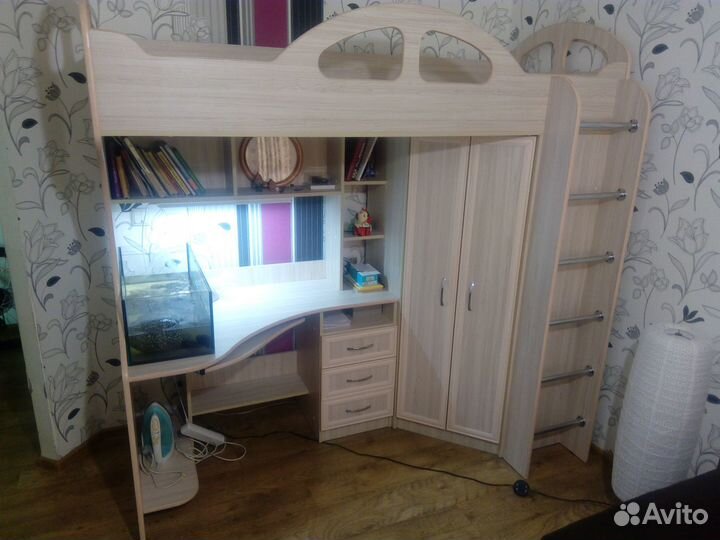 Детский уголок с кроватью и столом