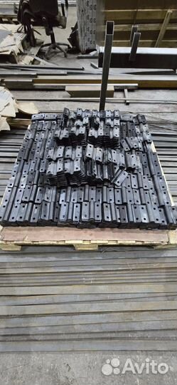 Скоба металлическая двухлапковая