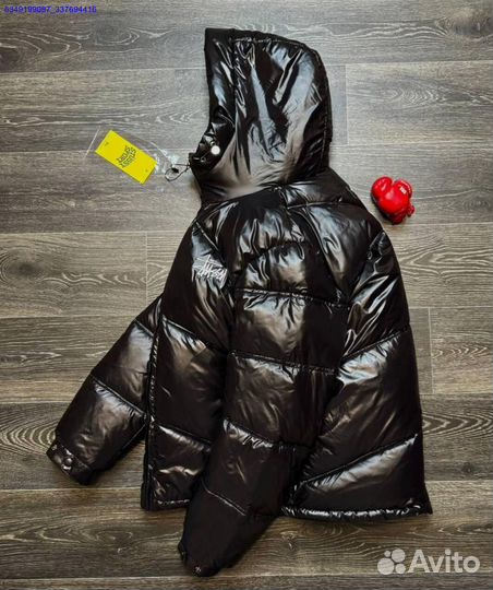 Яркий глянцевый пуховик Stussy для холодов