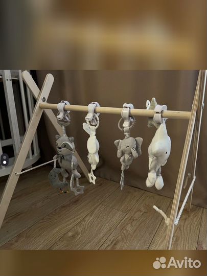 Стойка монтессори с игрушками