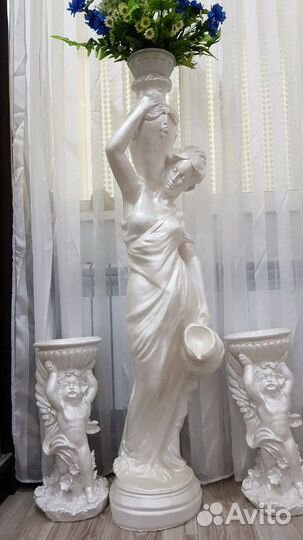 Статуя девушка с кувшином