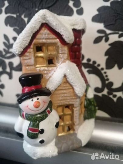 Домик со снеговиком