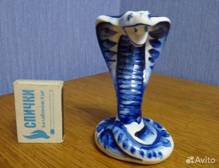 Гжель. Фигурка змеи