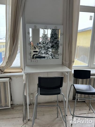 Гримерное зеркало со столом и лампочками