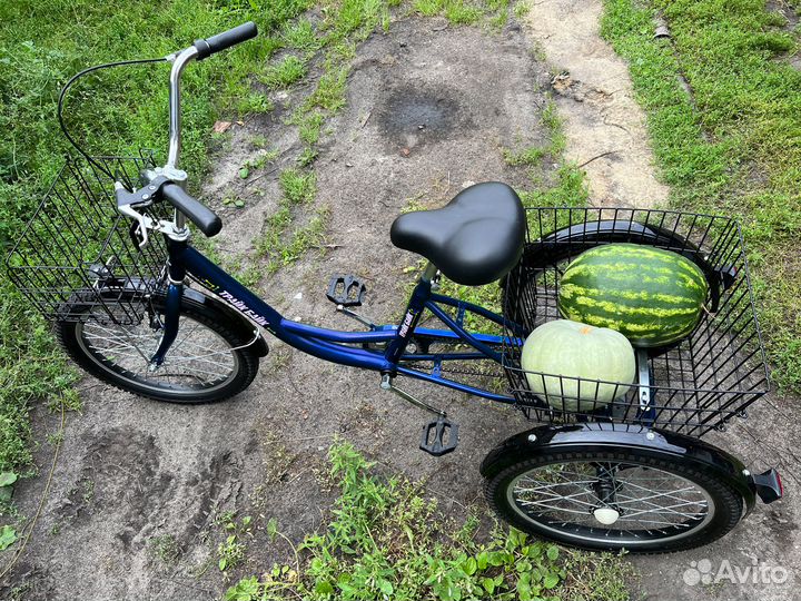 Вместительный синий трехколесный велосипед