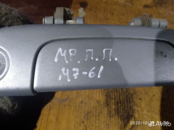 Правая передняя ручка двери Мазда Протеже /323