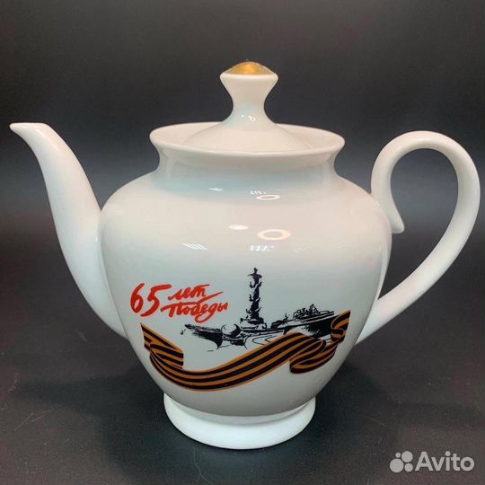 Фарфоровые чайники, молочник, солонка