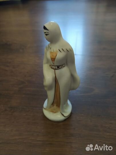 Фарфоровая статуэтка 