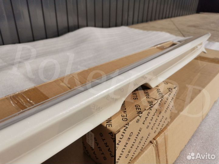 Спойлер под стекло Nissan Patrol Y62 Белый