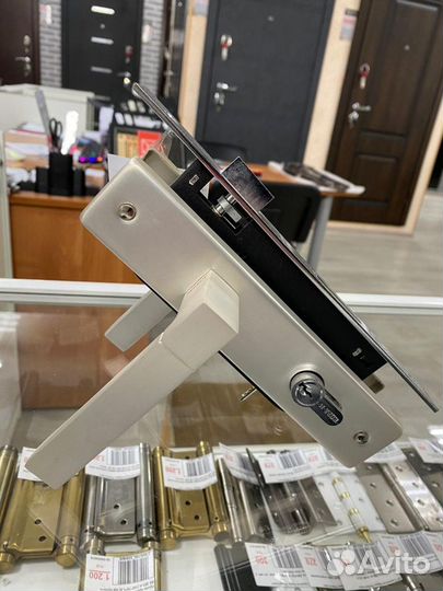 Замок врезной N109-70 Л (бел. жемчуг)