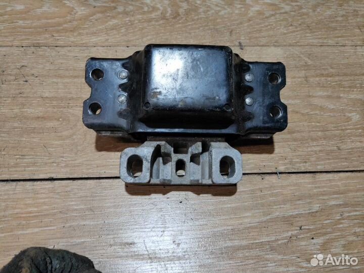 Подушка двигателя Volkswagen Passat B6 1.9 BXE