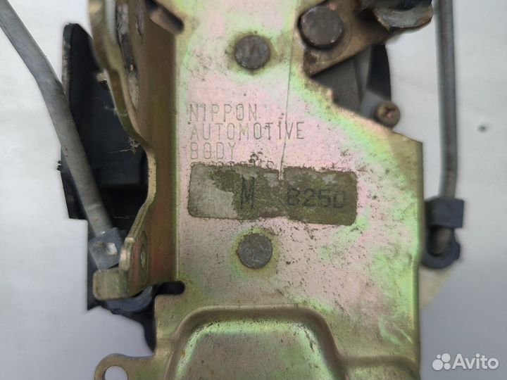 Замок двери передний левый mazda familia BJ