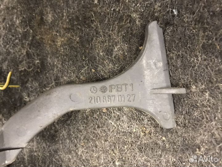 Язычок открытия капота Мерседес 124 210 140