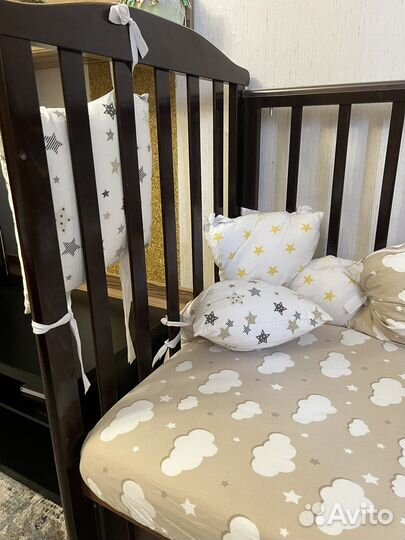 Детская кроватка с маятником и ящиком