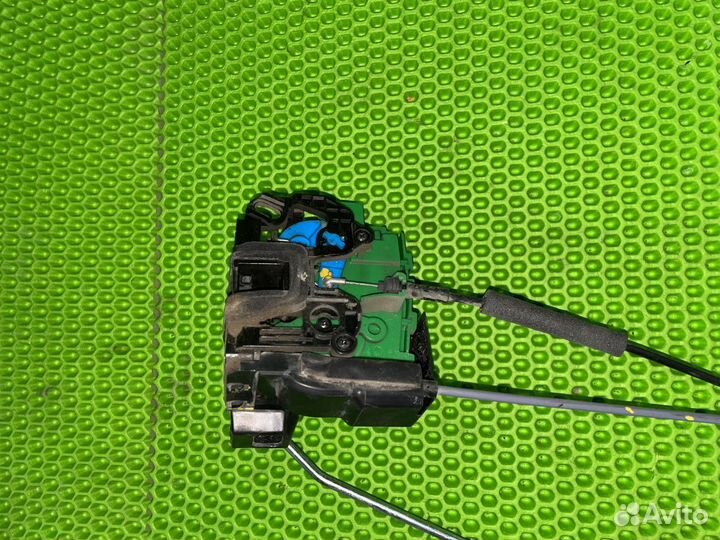 Замок двери передний правый Hyundai Solaris 2011-2