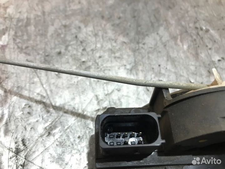 Замок двери задний правый Chevrolet Cruze седан