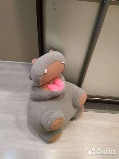 Большая мягкая игрушка бегемот