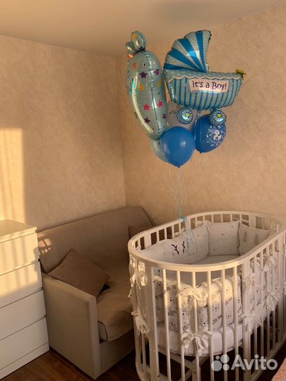 Детская кроватка с маятником белая