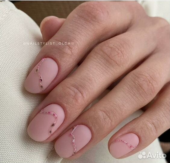 Модель на маникюр с дизайном