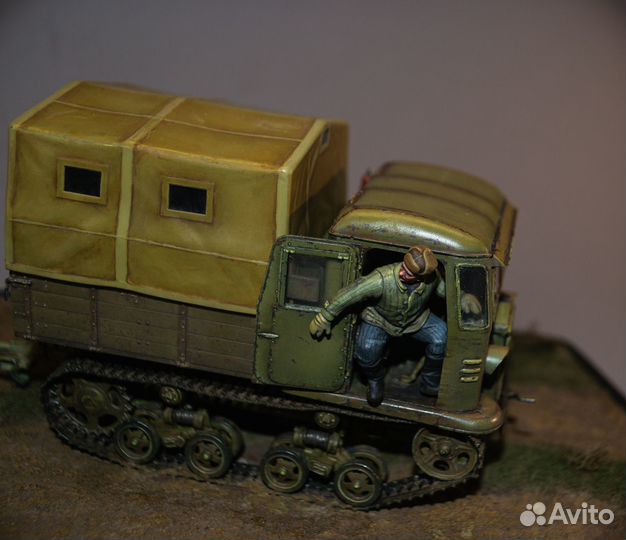 Модель гусеничного тягача стз-5 в масштабе 1/35