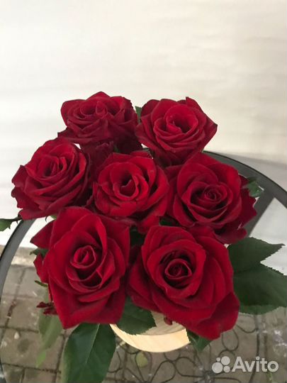 Красивый подарок розы в колбах