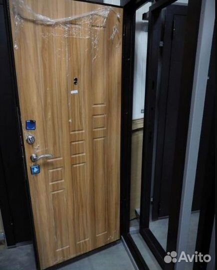 Входная дверь в квартиру новая металлическая