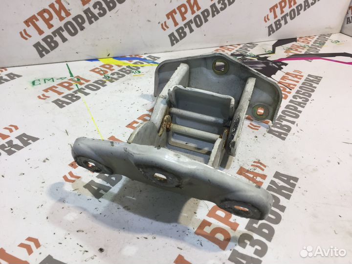 Рено Трафик Петля нижняя задней двери Лев