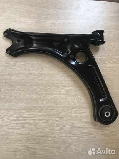 Рычаг передний левый