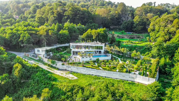 Дом 800 м² на участке 30 сот.