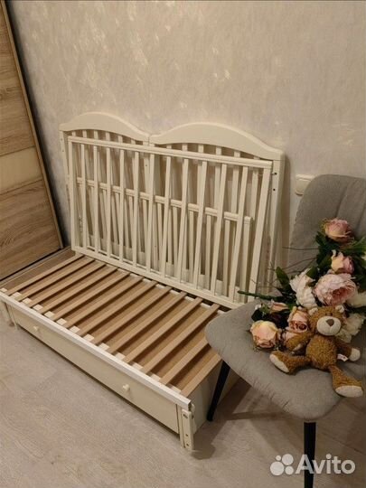 Детская кроватка с маятником