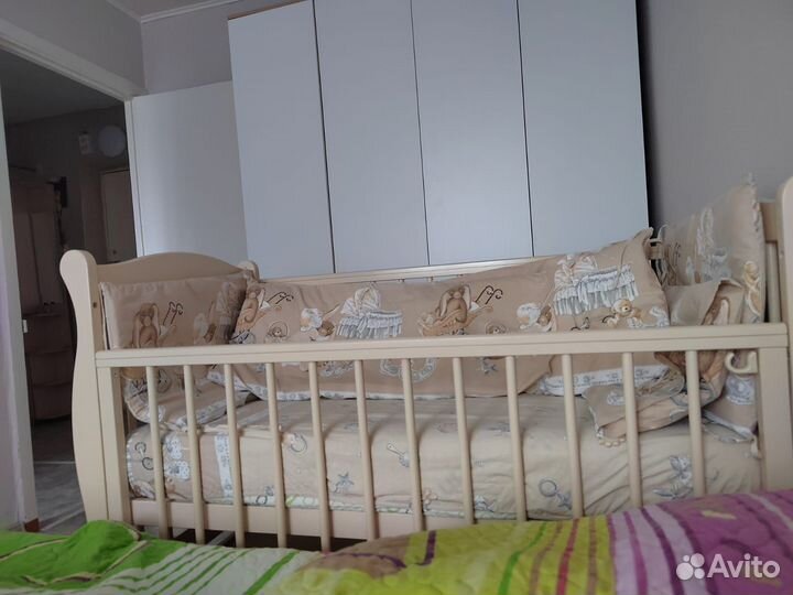 Детская кроватка с маятником и ящиком