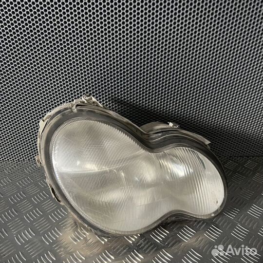 Фара Mercedes-Benz C-класс