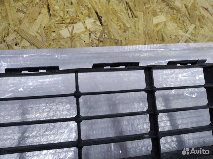 Решетка радиатора 8m5117k945afw Ford Focus 2010 CB